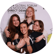 Foto von Anna Proskurina, Josephine Schnee und Lorenza De Luna, Democracy International
